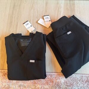 Figs Black Petite Scrub Set